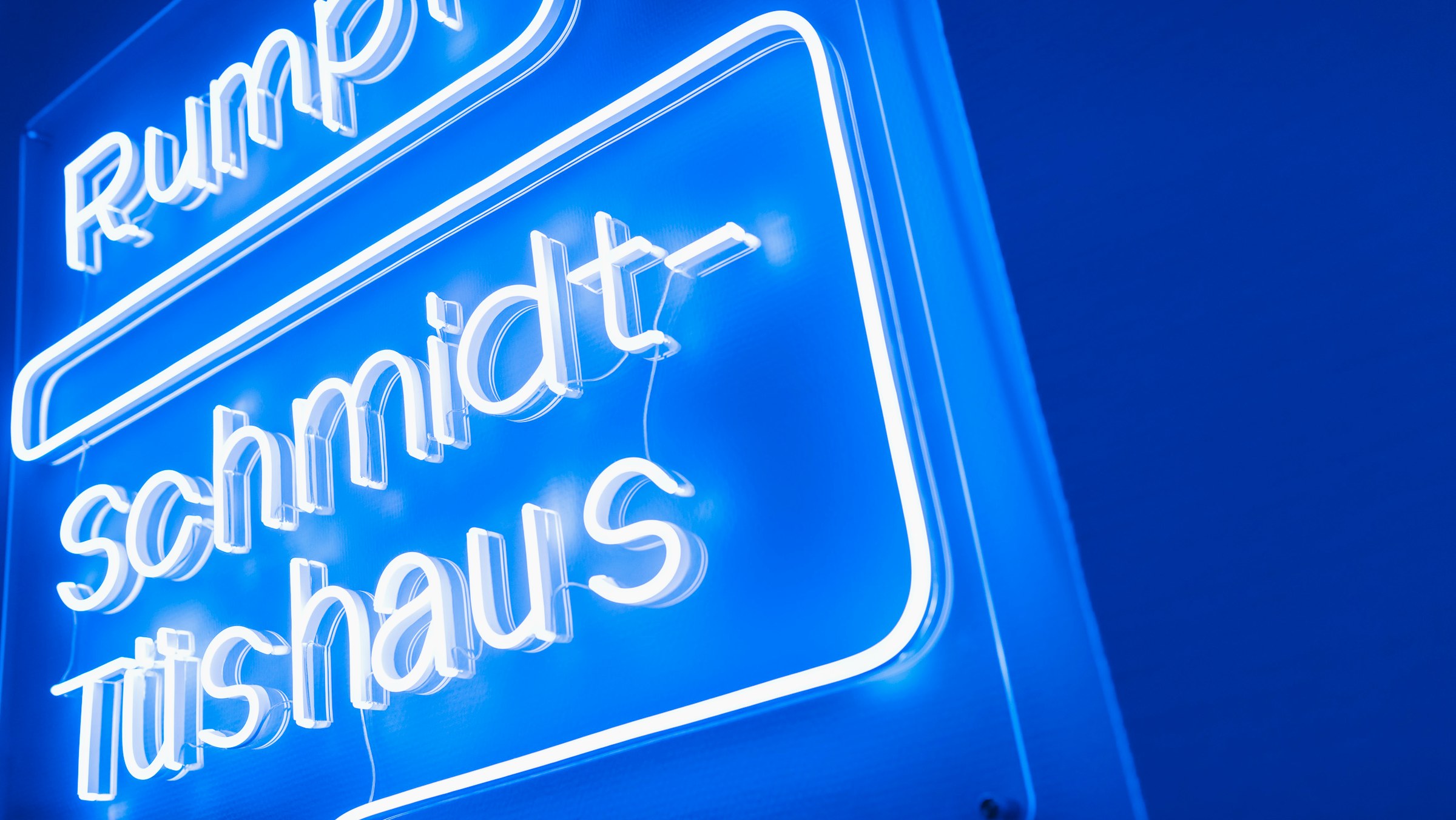 Beleuchteter Schriftzug Rumpf und Schmidt-Tüshaus im Eingangsbereich der Kanzlei