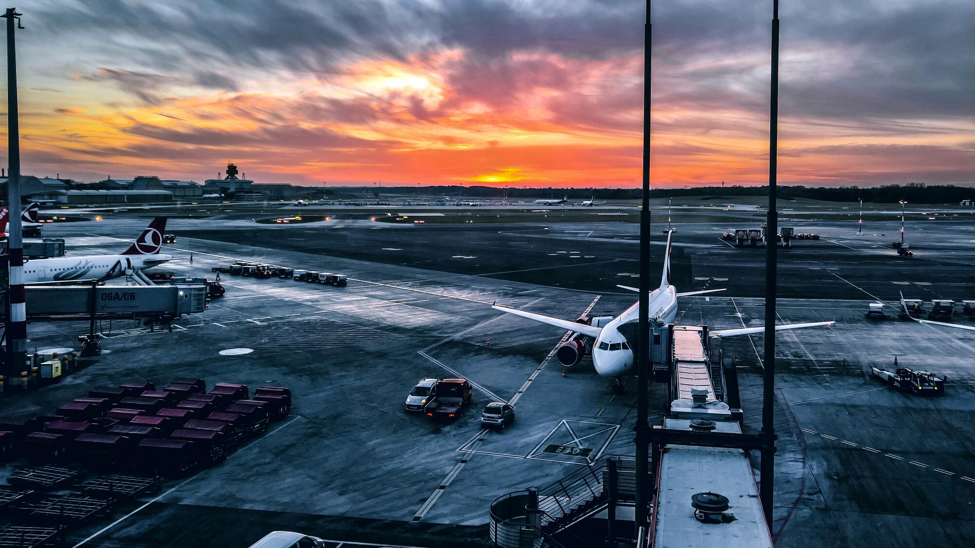 Der Frankfurter Flughafen im Abendlicht, Vorfeld mit Flugzeugen