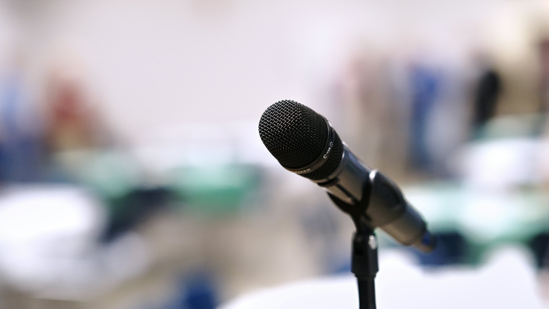 Symbolbild: Mikrofon vor einer Pressekonferenz