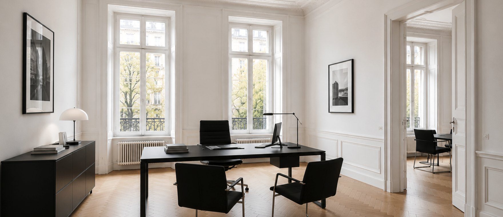 Heller Raum der Kanzlei in einem Frankfurter Altbau