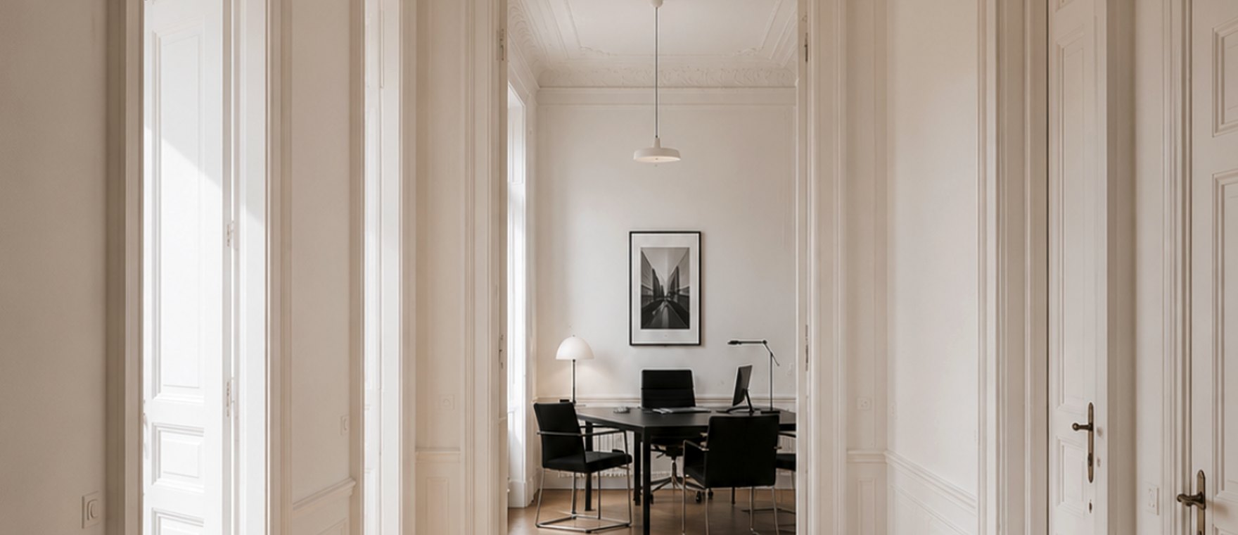 Heller Raum der Kanzlei in einem Frankfurter Altbau