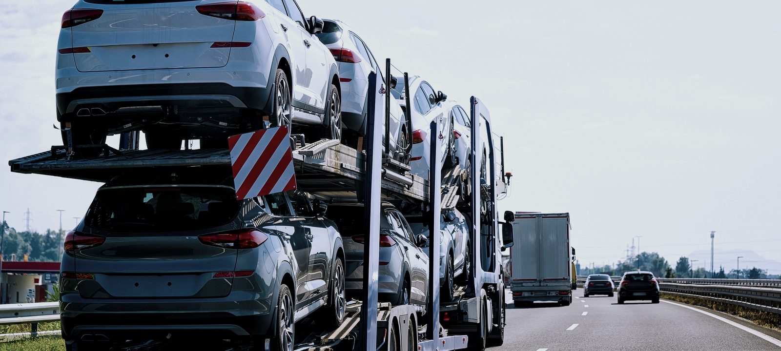 Symbolbild: Fahrzeugtransport und Export